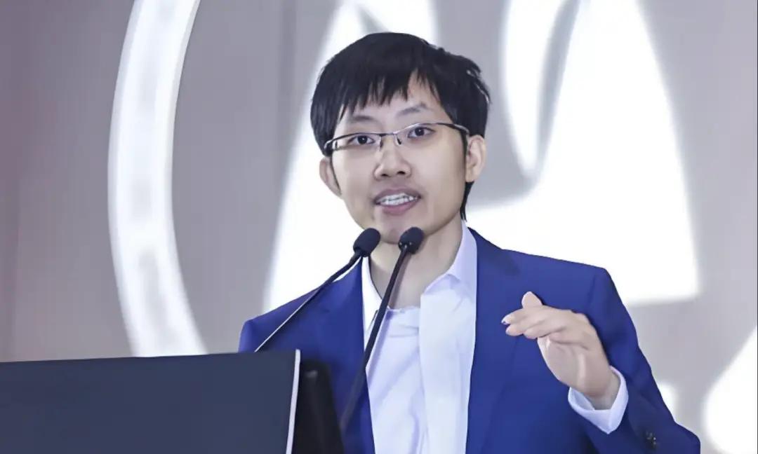 等不来DeepSeek-R2的246天：梁文锋的“三重困境”与“三重挑战”-