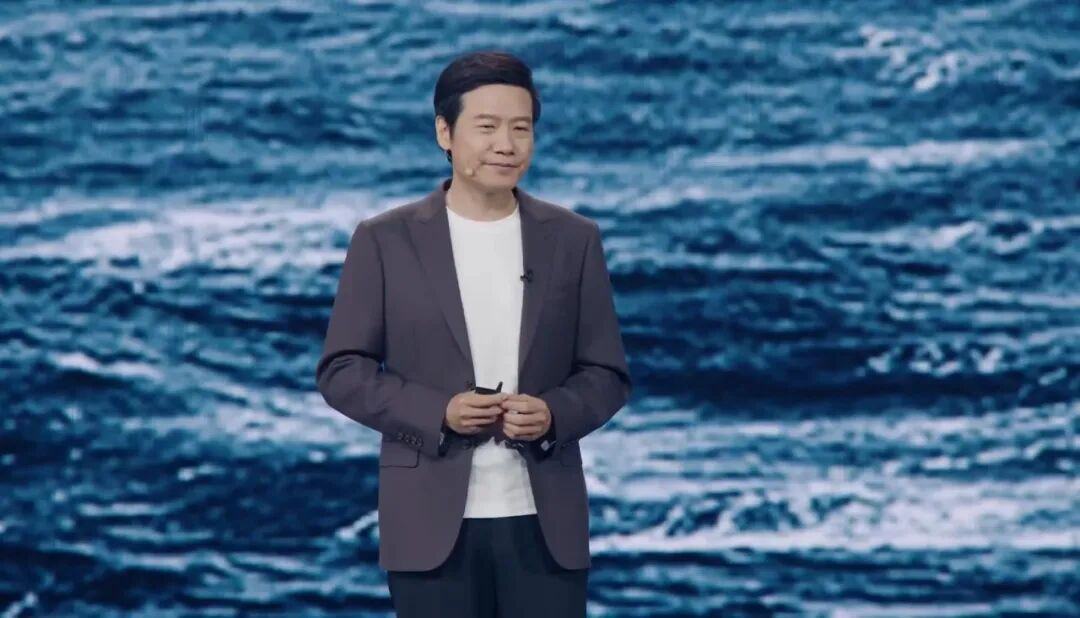 55岁雷军，2小时演讲后持续高能量输出，又说了这些关键信息-