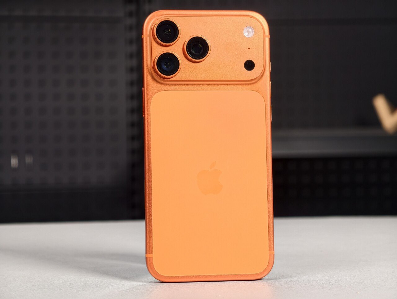 iPhone 17引爆Deco设计潮，手机设计为何狂卷「辨识度」？-