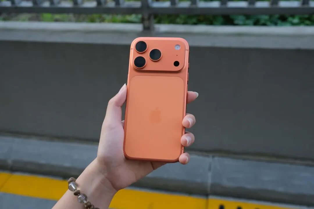 深度使用 iPhone 17 Pro 后，我发现它变化最大的不只是外观……-