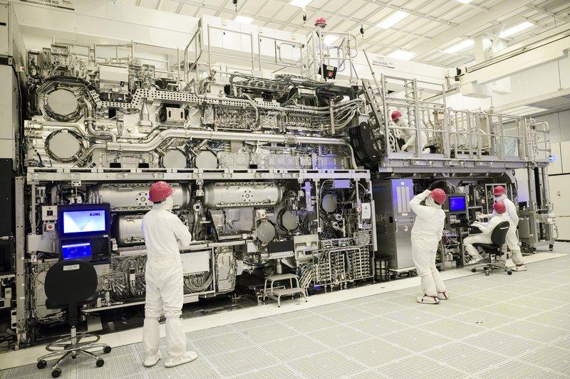 光刻机之王ASML“满血复活”，预警中国订单下滑-