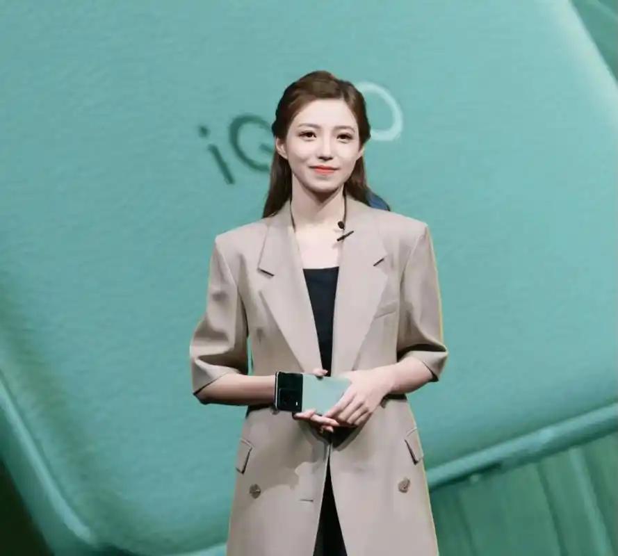 “最美产品经理”宋紫薇，创业AI硬件首款产品曝光-