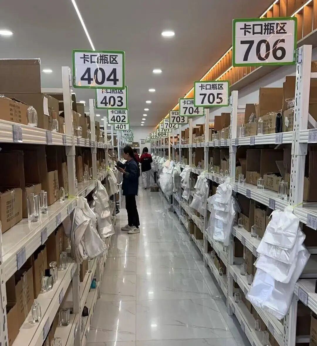 从濒临破产到年销5000万，“包邮区”老板靠香水瓶逆袭，卖爆全球-