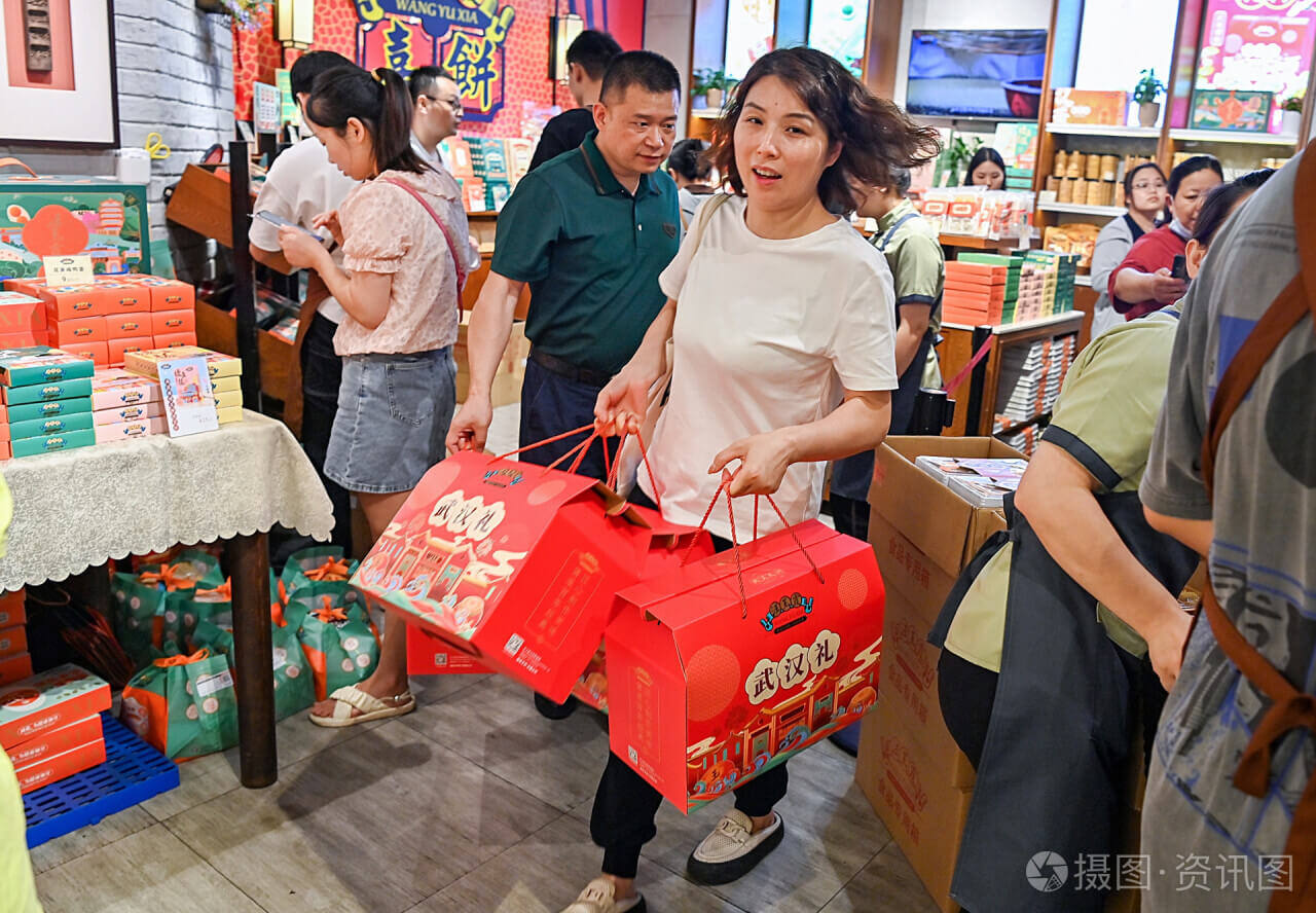 让“折耳根”“油泼辣子”也能喝，老字号成了十一假期的显眼包-