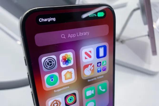 背靠15亿iPhone用户，苹果艰难坐上AI牌桌-