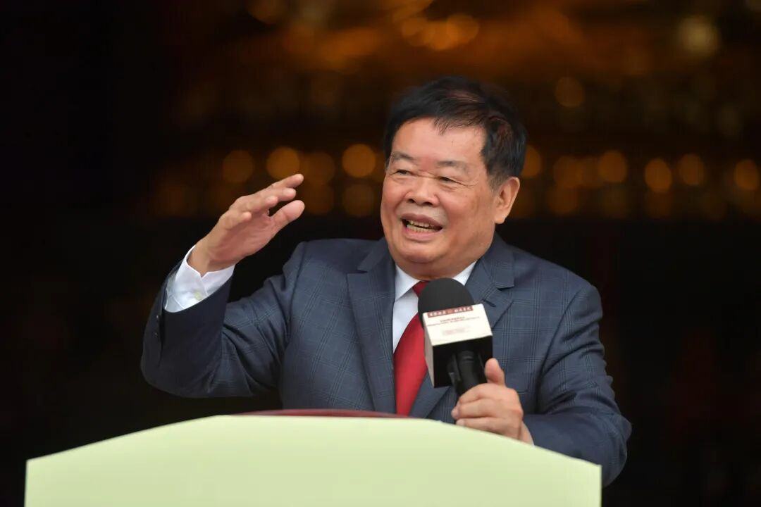 曹德旺提前退休，儿子曹晖登上舞台，千亿福耀帝国能否讲出新故事？-